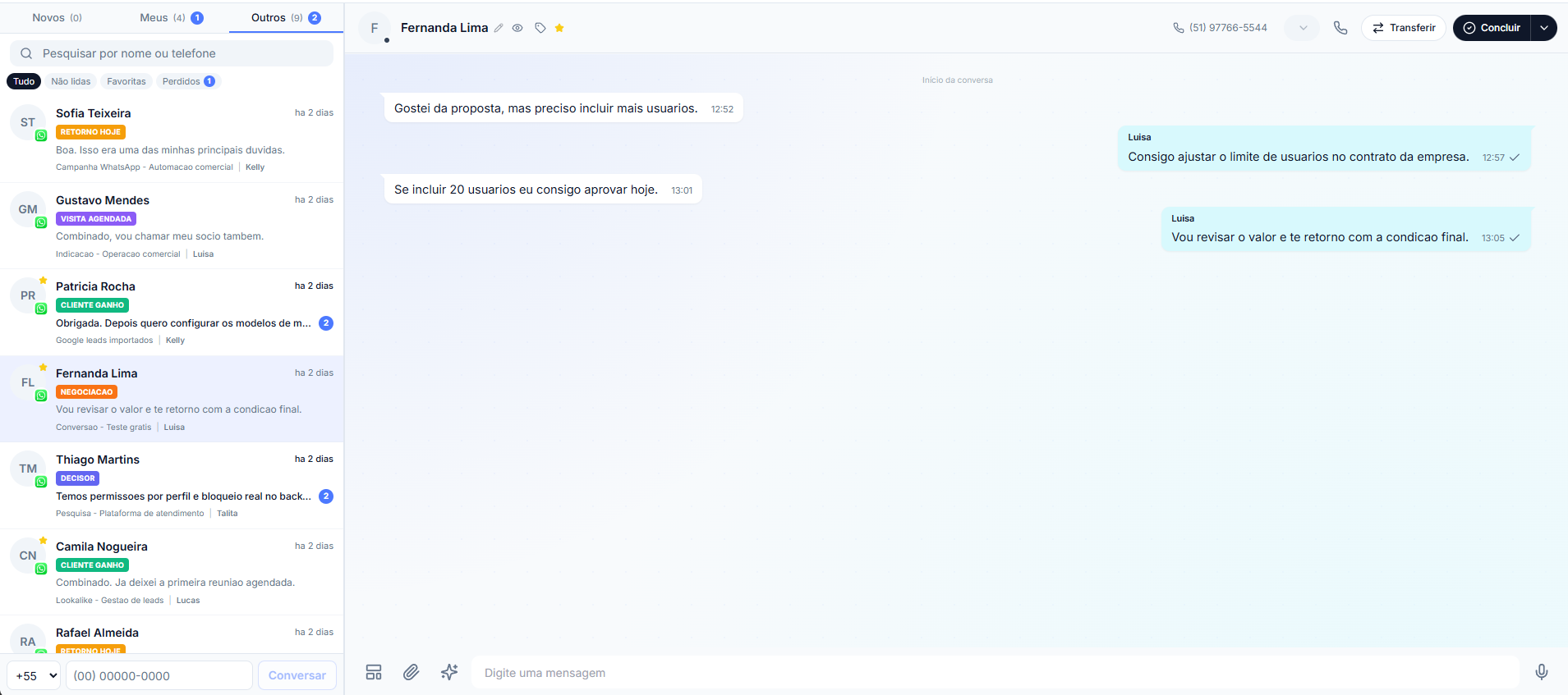 Tela de atendimento com lista de conversas e chat aberto